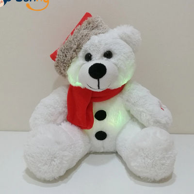 크리스마스는 산타 모자 아이들 선물 주도하는 곰 어린이들 호화로운 장난감으로 호화로운 곰을 밝혀 이르렀습니다