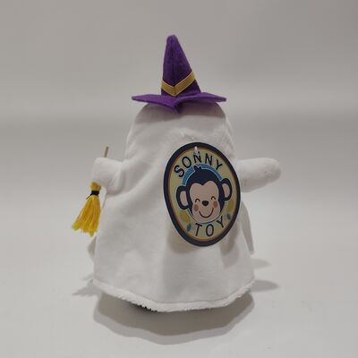 할로윈 흰색 유령 모자 쓰고 빗자루 들고